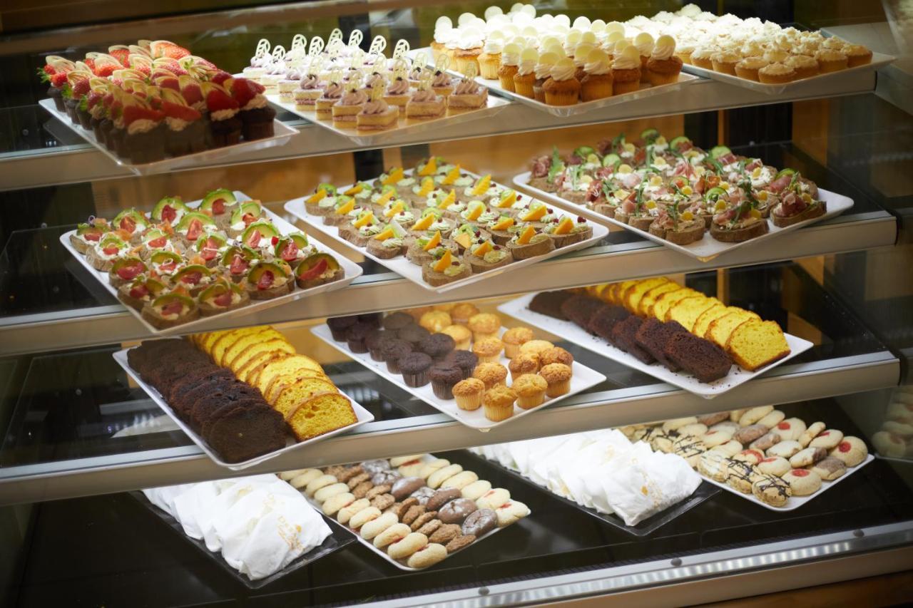 Dreams Sunny Beach Resort And Spa Ngoại thất bức ảnh A display of Italian pastries