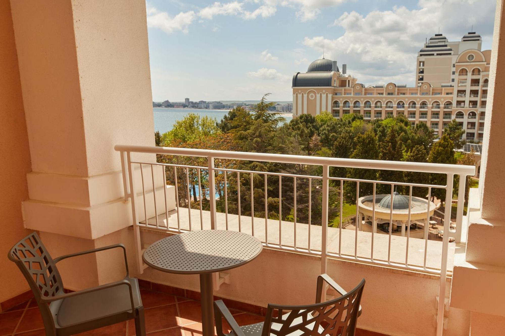 Dreams Sunny Beach Resort And Spa Phòng bức ảnh A balcony at the Hilton San Diego Bayfront