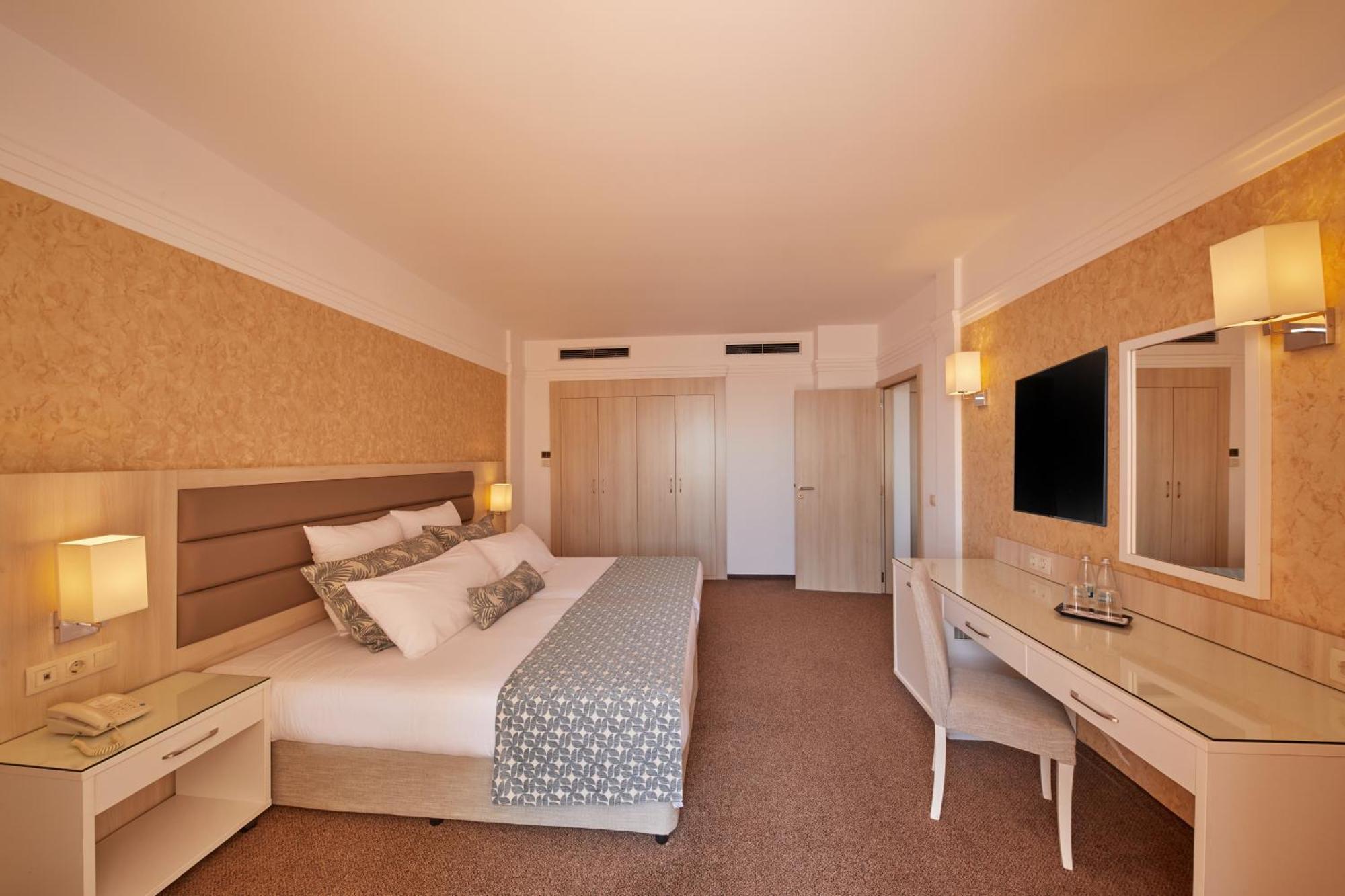 Dreams Sunny Beach Resort And Spa Phòng bức ảnh A room at the hotel