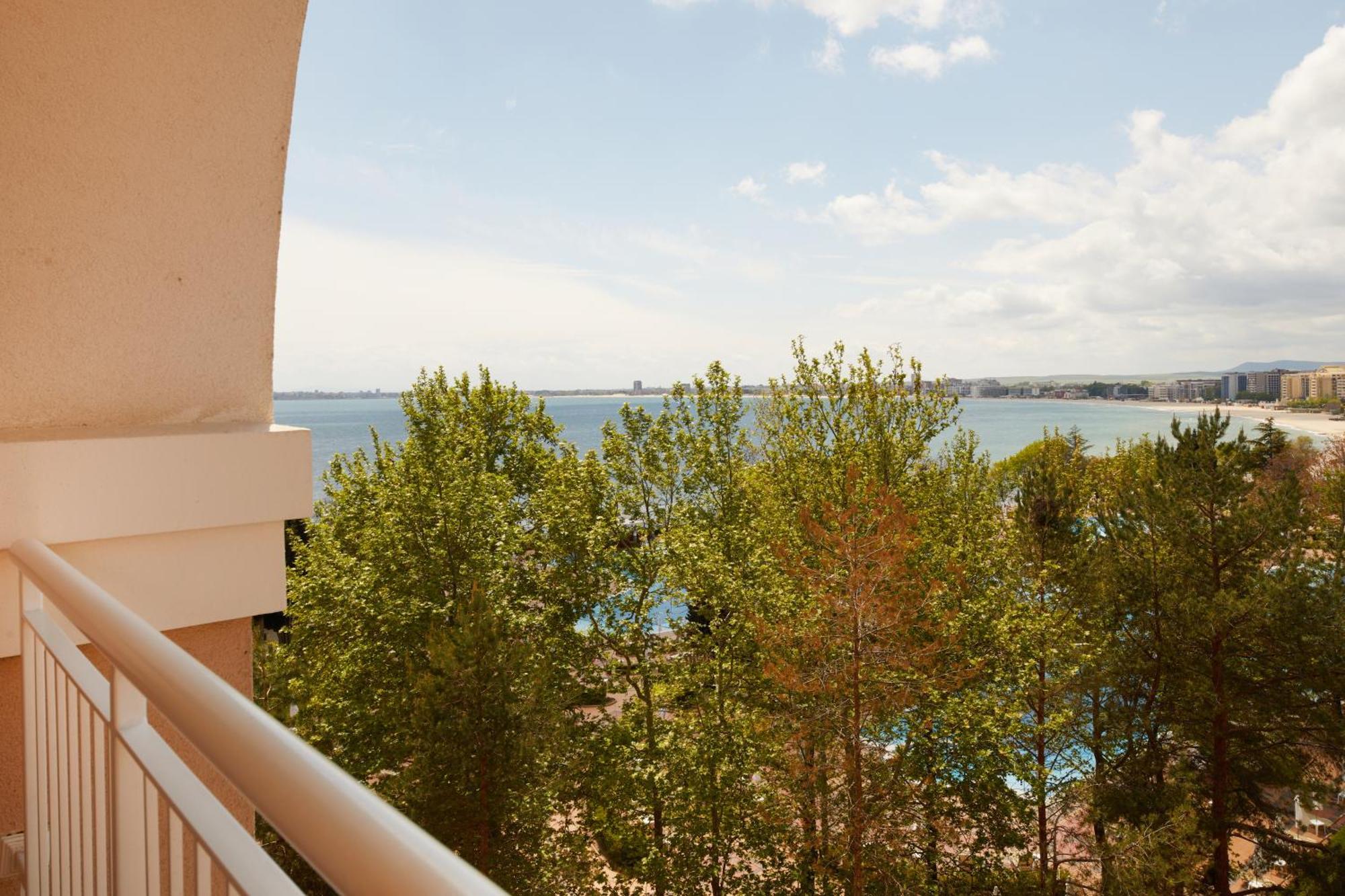 Dreams Sunny Beach Resort And Spa Phòng bức ảnh View of the bay from a hotel