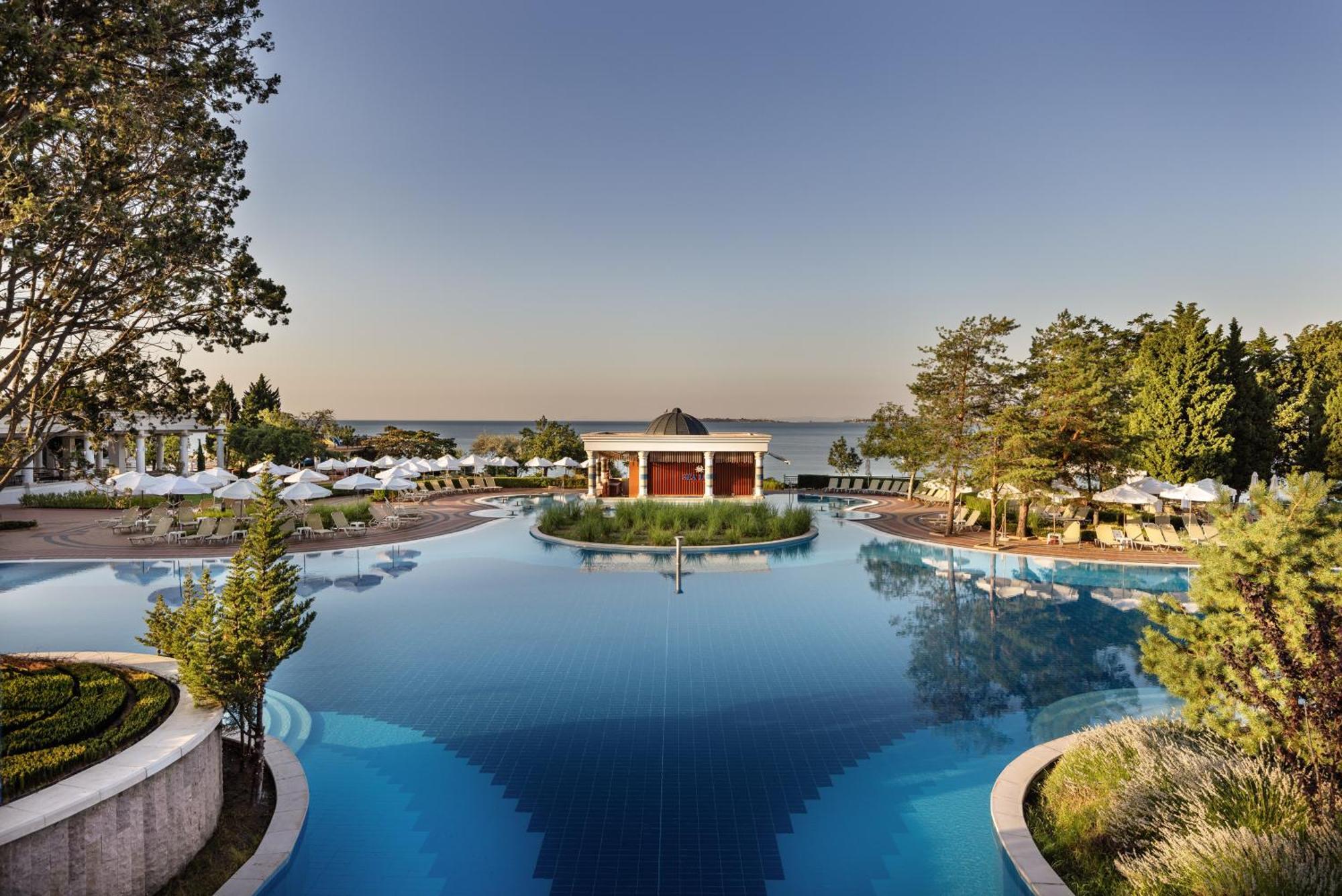 Dreams Sunny Beach Resort And Spa Ngoại thất bức ảnh The resort's main pool