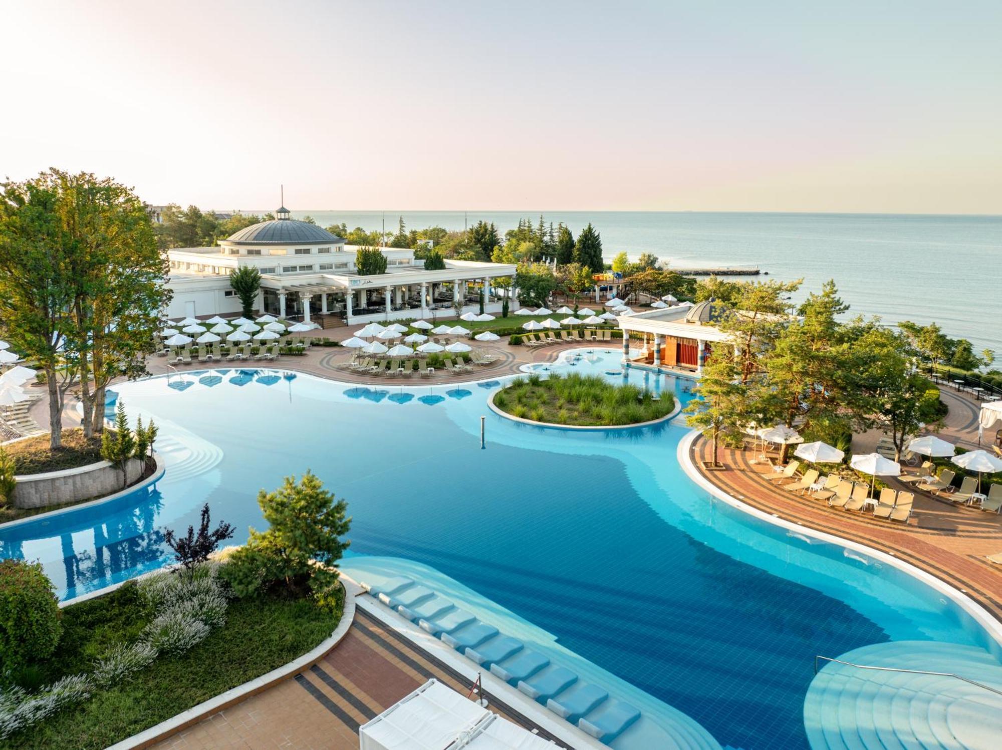 Dreams Sunny Beach Resort And Spa Ngoại thất bức ảnh The resort's main pool